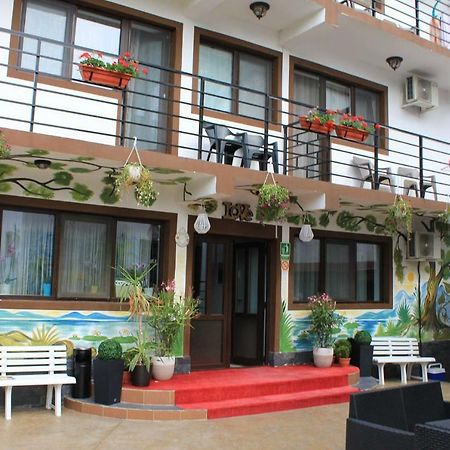 Da Boss Hotel Костинещи Екстериор снимка