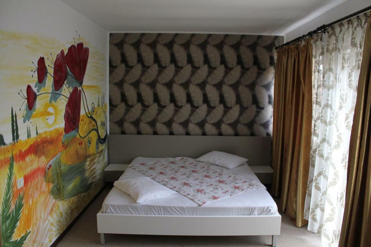 Da Boss Hotel Костинещи Екстериор снимка