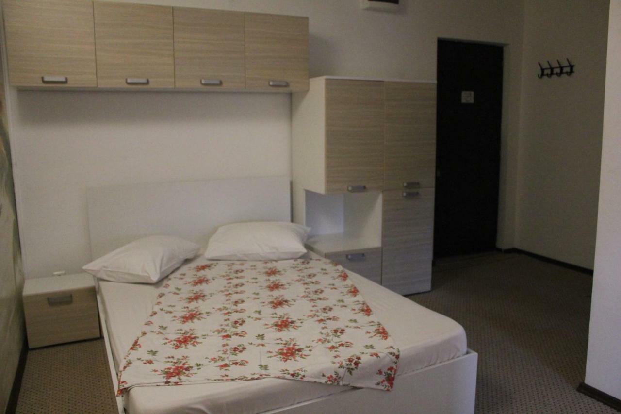 Da Boss Hotel Костинещи Екстериор снимка