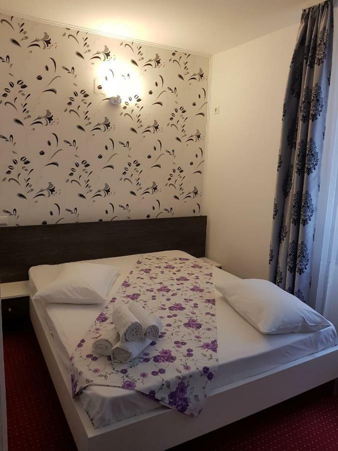 Da Boss Hotel Костинещи Екстериор снимка