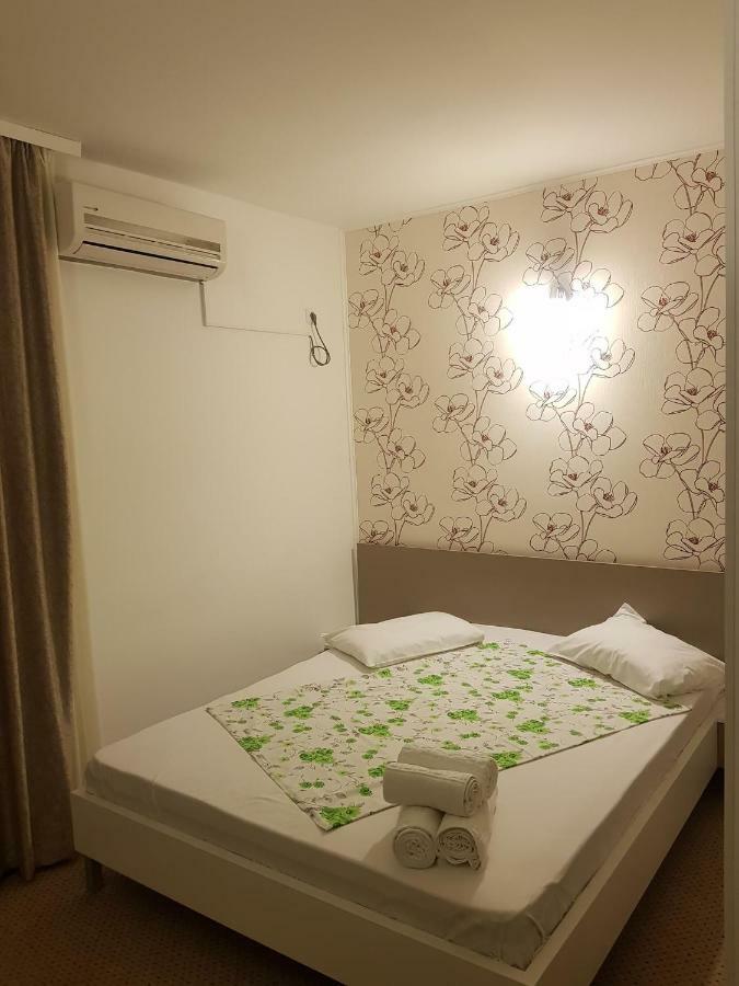 Da Boss Hotel Костинещи Екстериор снимка