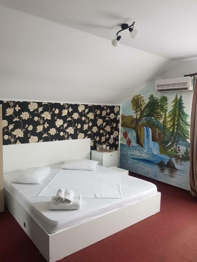 Da Boss Hotel Костинещи Екстериор снимка